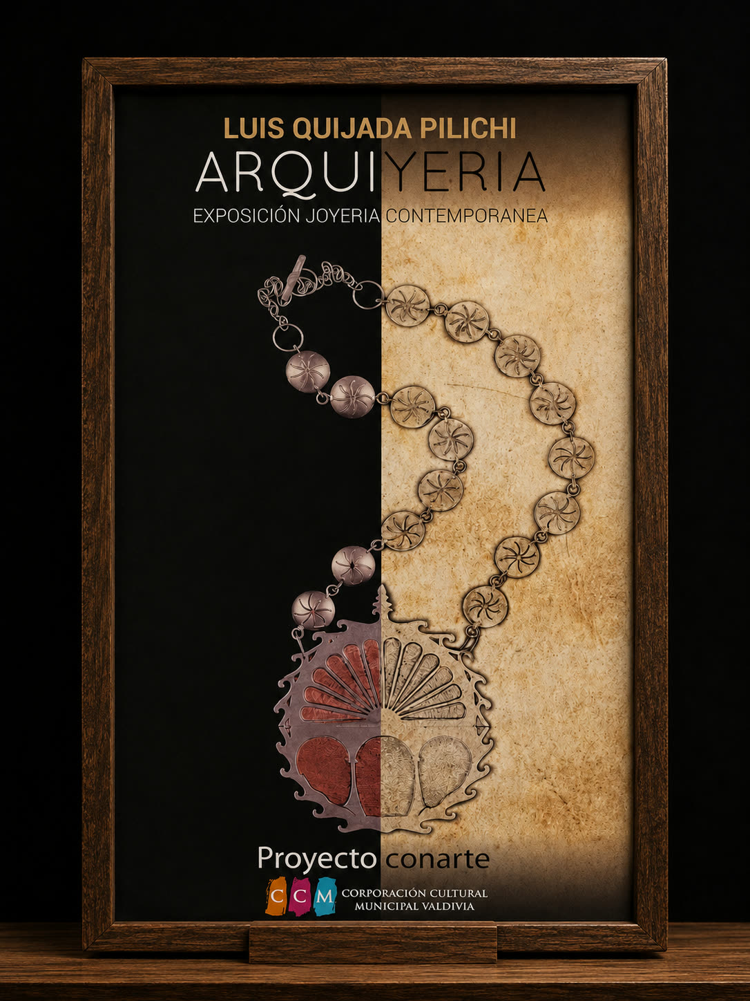 Afiche enmarcado de la exposición Arquiyería: un collar de plata con eslabones circulares sobre un fondo dividido en negro y pergamino.
