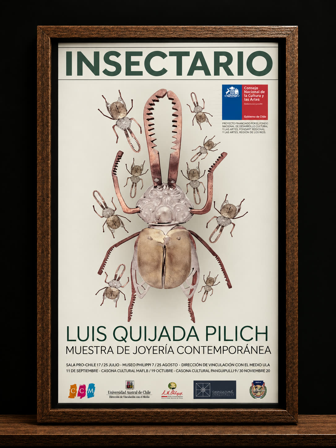 Afiche enmarcado de la muestra Insectario: un escarabajo de plata y cobre rodeado de insectos más pequeños sobre fondo claro.